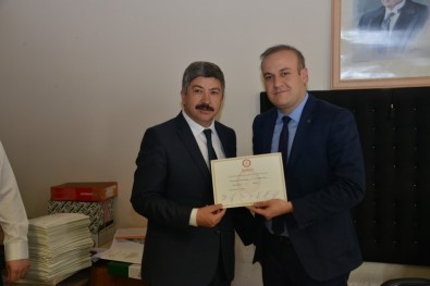 Muharem Akçadurak Ve Ekibi Mazbatalarını Aldı