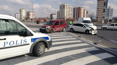 Otomobiller Çarpıştı Açıklaması 3 Yaralı