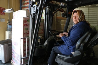 (Özel) Kadın Forklift Operatörü Erkeklere Taş Çıkarıyor