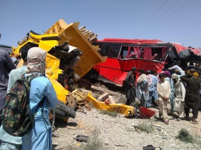 Pakistan'da Yolcu Otobüsüne Damperli Kamyon Çarptı Açıklaması 6 Ölü, 21 Yaralı