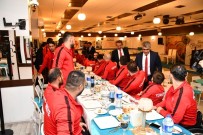 TEKERLEKLİ SANDALYE BASKETBOL - Vali Gürel TSB Milli Takımı İle Yemekte Bir Araya Geldi