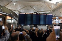 Atatürk Havalimanı'na halaylı veda