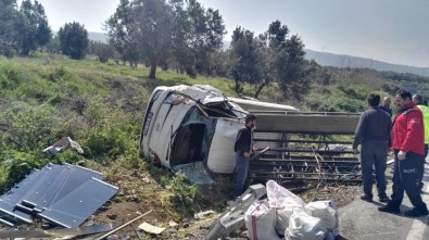 Cam Yüklü Kamyonet Devrildi Açıklaması 1 Yaralı