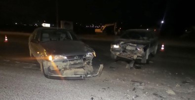 İki Otomobil Çarpıştı Açıklaması 1 Yaralı