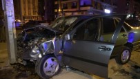 2 Otomobil Kafa Kafaya Çarpıştı Açıklaması 2'Si Ağır 3 Yaralı