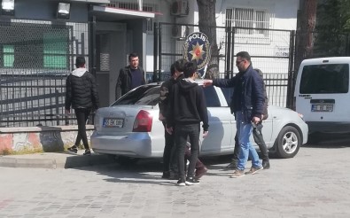 Kalem Yerine Silah Taşıyorlar