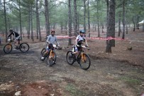 TÜRKIYE BISIKLET FEDERASYONU - Zorlu Parkurda Renkli Görüntüler