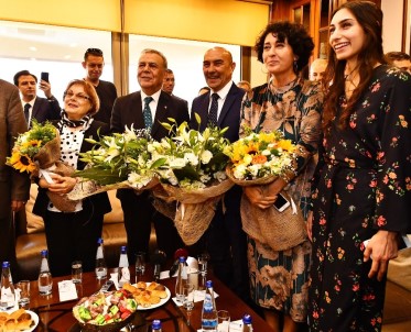 Aziz Kocaoğlu, Koltuğu Tunç Soyer'e Devretti