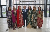 SOSYAL BELEDİYECİLİK - Belediyeye Gelen Vatandaşlar, Yöresel Kıyafetli Görevliler Tarafından Karşılanıyor