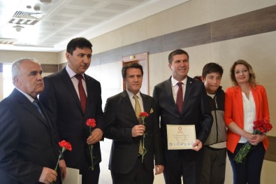 Burdur Belediye Başkanı Ali Orkun Ercengiz Mazbatasını Aldı