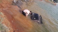 Fotoğraf Çektirmek İsterken Offroad Aracıyla Suya Gömüldü Haberi