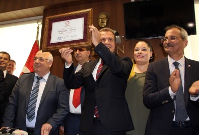 Mazbatasını Alan Seçer, Mersin Büyükşehir'i Selefi Kocamaz'dan Devraldı