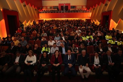 Polisler 'Yalan Makinası' Oyununu İzledi