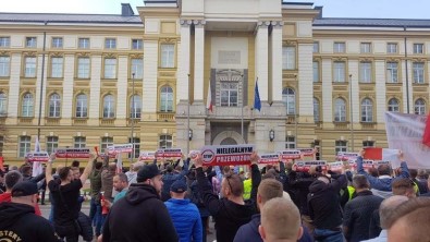 Polonyalı Taksiciler Uber Ve ABD Büyükelçisini Protesto Etti