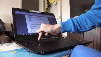 Tek Parmağıyla Üçüncü Kitabını Yazıyor