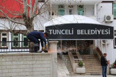 Tunceli'de Komünist Başkan, Belediye Önündeki Duvarı Yıktırdı