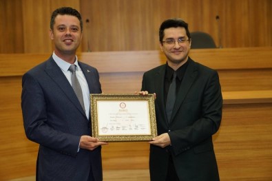 Başkan Sarıkurt Ve Belediye Meclis Üyeleri Mazbatalarını Aldı