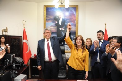 İzmir'in En İlginç Devir Teslimi Açıklaması Başkanlığı Eşine Devretti