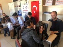 SAĞLIKLI GÜLÜŞLER - Midyat'ta Gönüllü Hekimler Öğrencilere Diş Ve Göz Taraması Yaptı