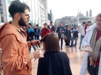 GALATA - Taksim Meydanı'nda Saç Kesimi Yaptı, İlgi Odağı Oldu