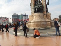 GALATA - Taksim Meydanı'nda Saç Kesimi Yaptı, Vatandaşların İlgi Odağı Oldu