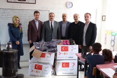 Türk Kızılay Adıyaman Şubesi Uzunpınar İlköğretim Okuluna Yardım Dağıttı