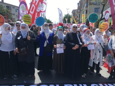 1 Mayıs Kutlamaları İçin Gruplar Bakırköy'de Toplanmaya Başladı