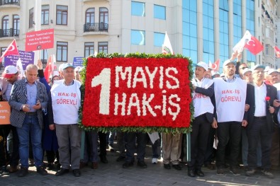 HAK-İŞ Üyeleri Taksim'deki Cumhuriyet Anıtı'na Çelenk Bıraktı