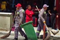 ŞEKER İŞ SENDIKASı - İş Başındaki Belediye Temizlik İşçileri Kutlamaları Uzaktan Seyretti