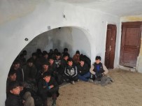 KİMLİK TESPİTİ - Metruk Binada 36 Kaçak Göçmen Yakalandı