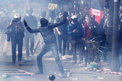 Paris'te Olaylı 1 Mayıs Açıklaması 25 Yaralı, 222 Gözaltı