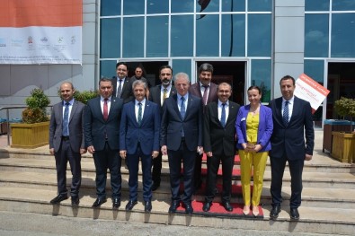 Vali Gül'e Türk Bayraklı Halı