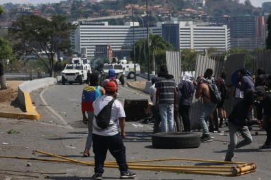 Venezuela'da Darbe Girişiminin Bilançosu Açıklaması 1 Ölü, 119 Yaralı