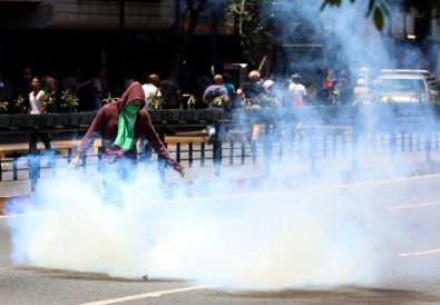 Venezuela'daki Darbe Girişiminde 69 Kişi Yaralandı