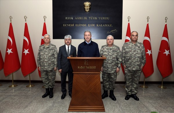 Bakan Akar ve komutanlar Suriye sınır hattında