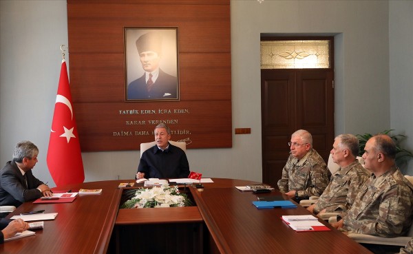 Bakan Akar ve komutanlar Suriye sınır hattında