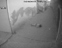 3. Kattan Düşen Kızın Düşme Anı Güvenlik Kamerasına Yansıdı