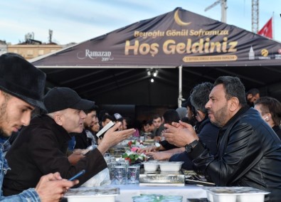 Binlerce Kişi Taksim'de Kurulan İftar Sofralarında Buluştu