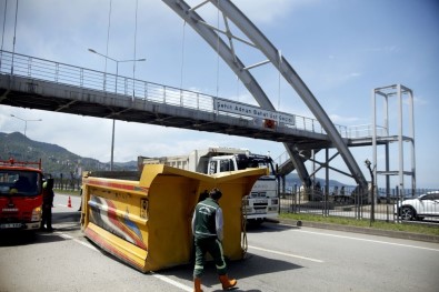 Damperi Açılan Hafriyat Kamyonu Üst Geçide Çarptı