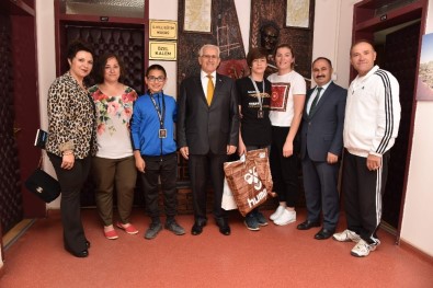 Denizlili Öğrenciler Yüzme Yarışmasından Madalyalarla Döndü