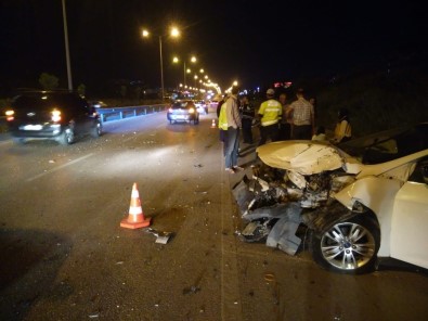 Hatay'da 2 Otomobil Ve Bir Kepçe Birbirine Girdi