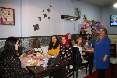 İftar Sofrasında Öğrencilere Anne Oldu
