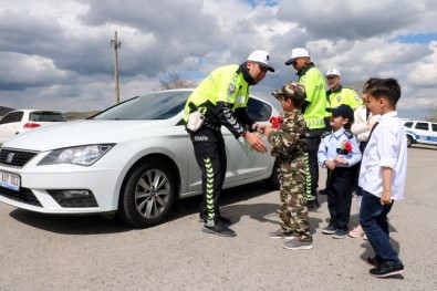 Minik Öğrencilerden Trafik Ekiplerine Sürpriz Ziyaret