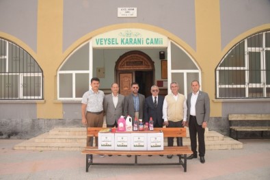 Osmaniye'de Camilere Temizlik Malzemesi Dağıtılıyor