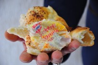 YUNUSEMRE - (Özel) İftarlık Pidenin İçinden Ambalaj Atığı Çıktı