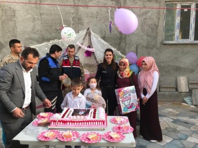 Polis Ve Askerlerden Lösemi Hastası Küçük Kıza Sürpriz Doğum Günü