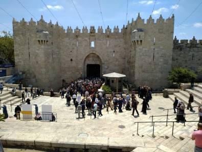 Ramazanın İlk Cuma Namazı İçin Mescid-İ Aksa'ya Binler Akın Etti
