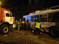 ELEKTRİKLİ OTOBÜS - Rusya'da Eski Sovyet Otobüsü Kaza Yaptı Açıklaması 5 Ölü