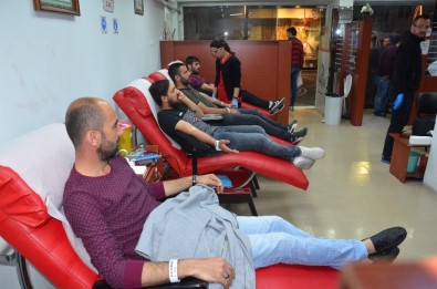 Suriyelilerden Kızılay'a Kan Bağışı