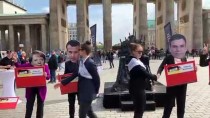SİLAH AMBARGOSU - Almanya'da Yemen'deki Savaşa Silah Satan AB Ülkeleri Protesto Edildi